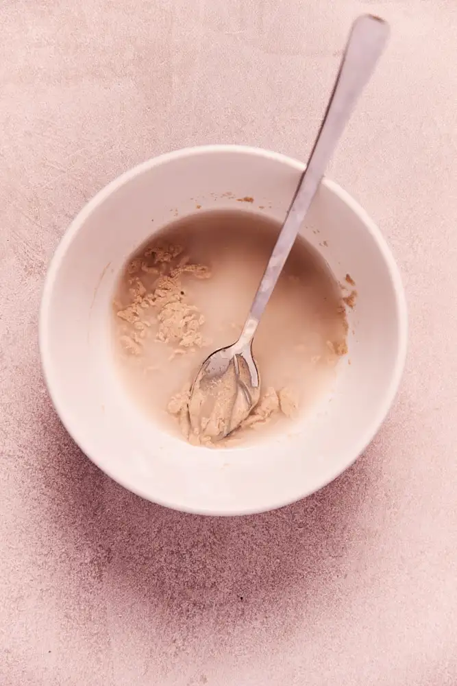 Anstellgut mit Wasser glattgerührt in der Schale