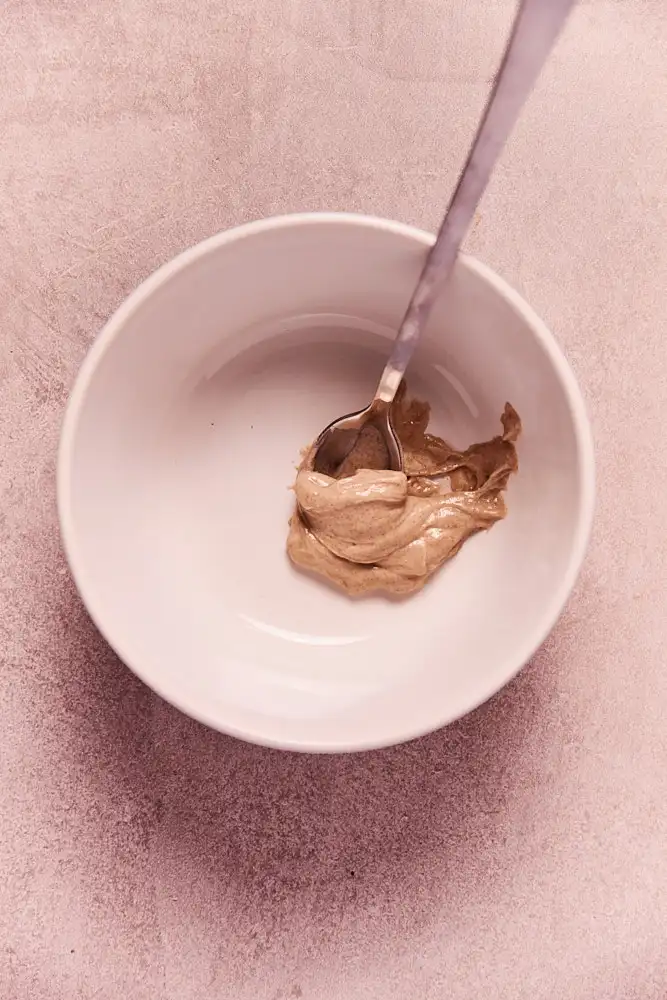 Roggen-Anstellgut in einer weißen Schale, der erste Schritt für den Vorteig