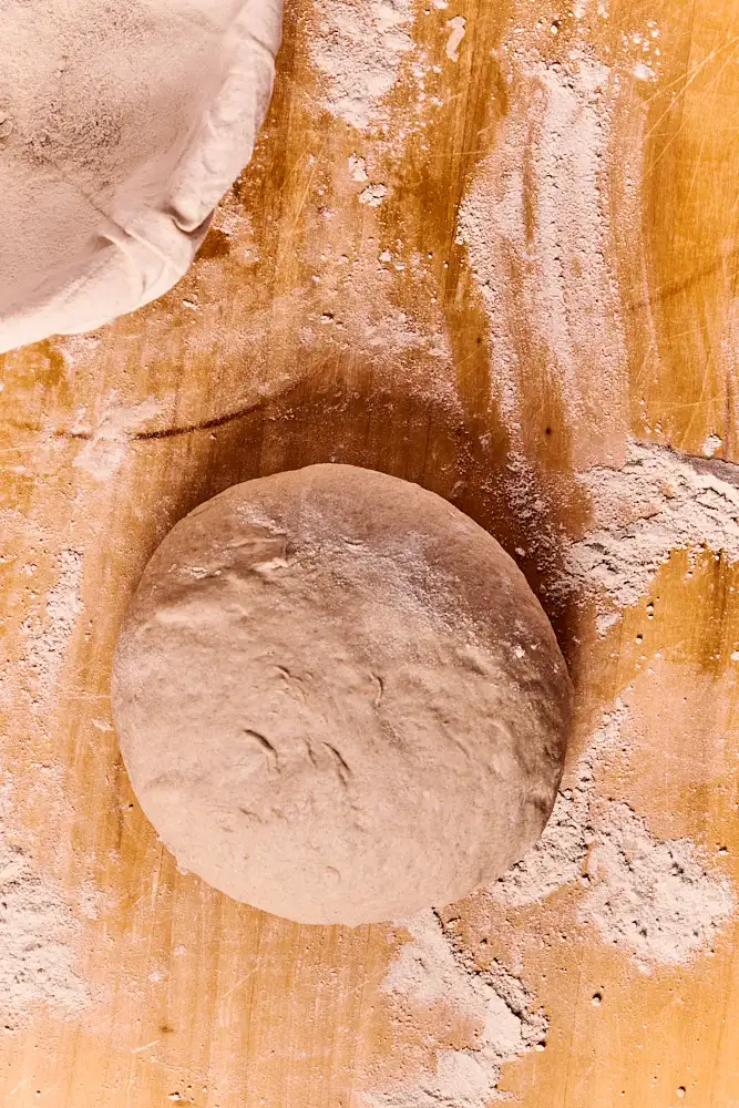 Rundgewirkter Teigling mit glatter, straffer Oberfläche