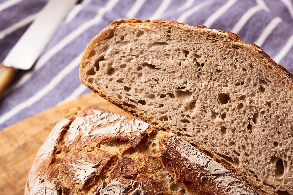 Angeschnittenes Dinkel-Roggen-Brot mit Sauerteig mit offener, saftiger Krume