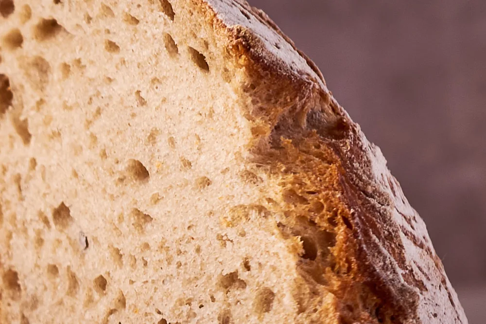Nahaufnahme der saftigen Krume vom Dinkel-Roggen-Brot mit Sauerteig