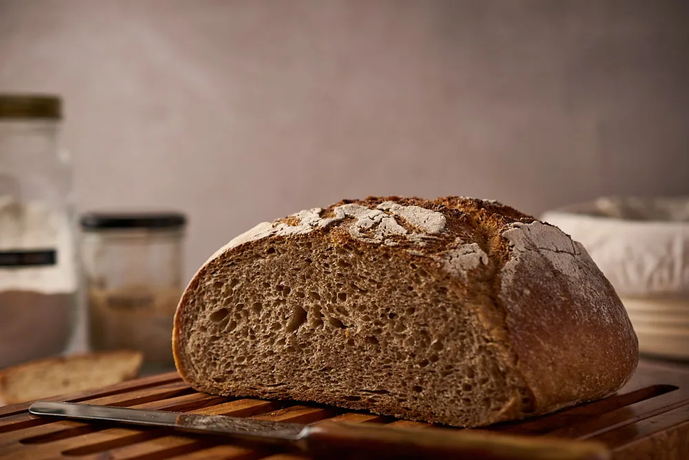 Anschnitt von Kartoffelbrot mit Sauerteig mit sichtbarer Krume