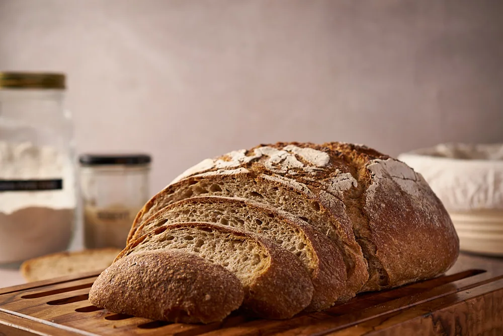 Aufgeschnittenes Kartoffelbrot mit Sauerteig mit lockerer Krume