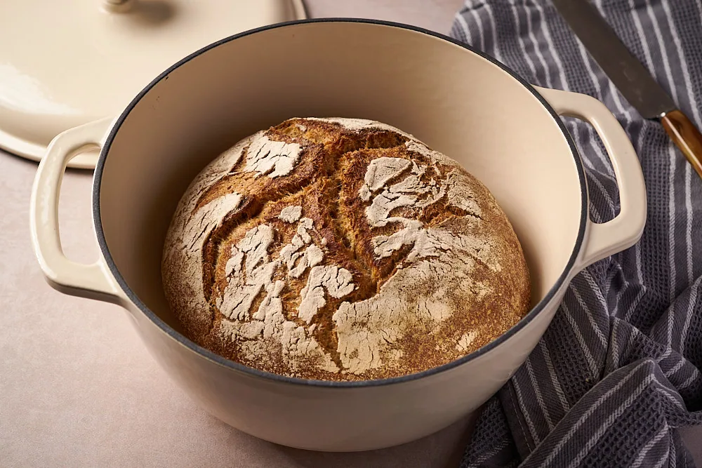 Rundes Kartoffelbrot mit Sauerteig frisch gebacken im gusseisernen Topf