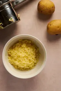 Passierte Kartoffeln für Kartoffelbrot mit Sauerteig
