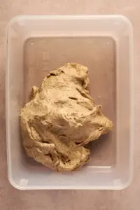 Frisch gemischter Teig für Kartoffelbrot mit Sauerteig