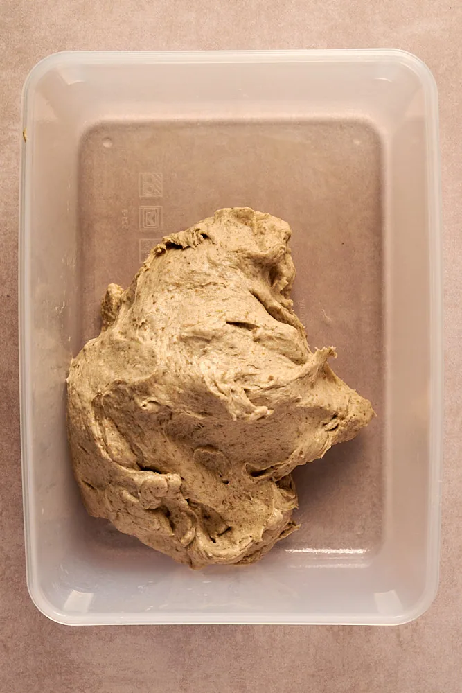 Frisch gemischter Teig für Kartoffelbrot mit Sauerteig