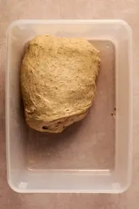 Aufgegangener Teig nach der Stockgare für Kartoffelbrot mit Sauerteig