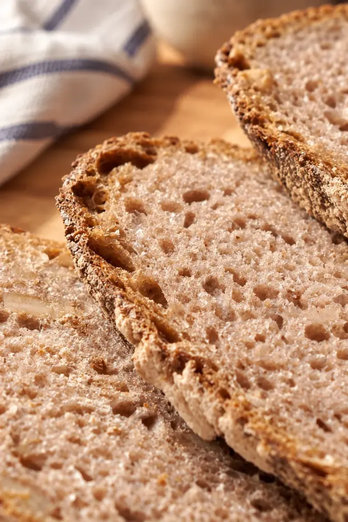 Nahaufnahme von Scheiben Roggen-Walnussbrot mit saftiger Krume und kräftiger Kruste