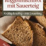 Scheiben von angeschnittenem Roggenmischbrot mit Sauerteig auf einem Leinentuch