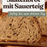 Angeschnittenes Saatenbrot mit Sauerteig, saftige Krume mit Kernen und Saatenkruste in Nahaufnahme