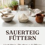 Glas mit frisch gefüttertem Sauerteig Starter und Mehl obenauf, daneben eine Schüssel Mehl und ein Krug Wasser