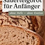 Angeschnittenes Sauerteigbrot mit aufgerissener Kruste auf einem Holzbrett