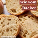 Aufgeschnittene Brötchen mit lockerer, grobporiger Krume in Nahaufnahme