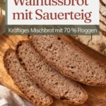 Scheiben Walnussbrot mit Sauerteig auf einem Holzbrett