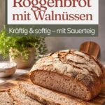 Angeschnittener Laib Roggenbrot mit Mehlkruste, Scheiben auf einem Holzbrett