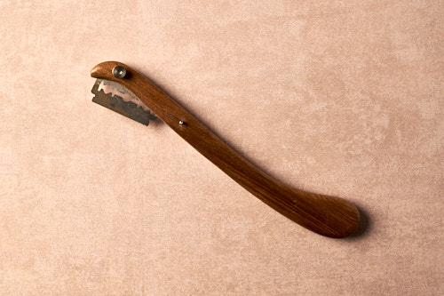 Bäckermesser mit geschwungenem Holzgriff und eingespannter Klinge