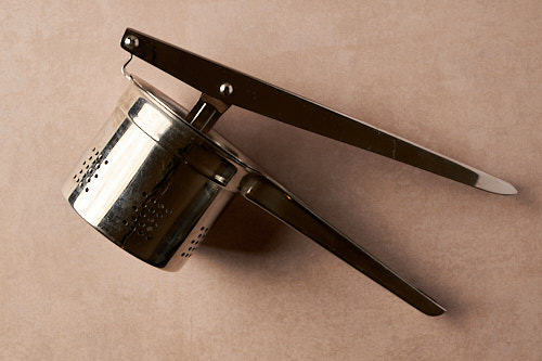 Kartoffelpresse aus Edelstahl mit langen Griffen