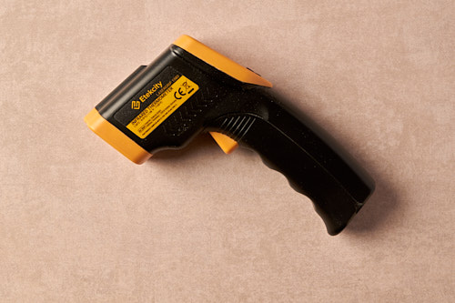 Schwarz-gelbes Infrarot-Laserthermometer in Pistolenform